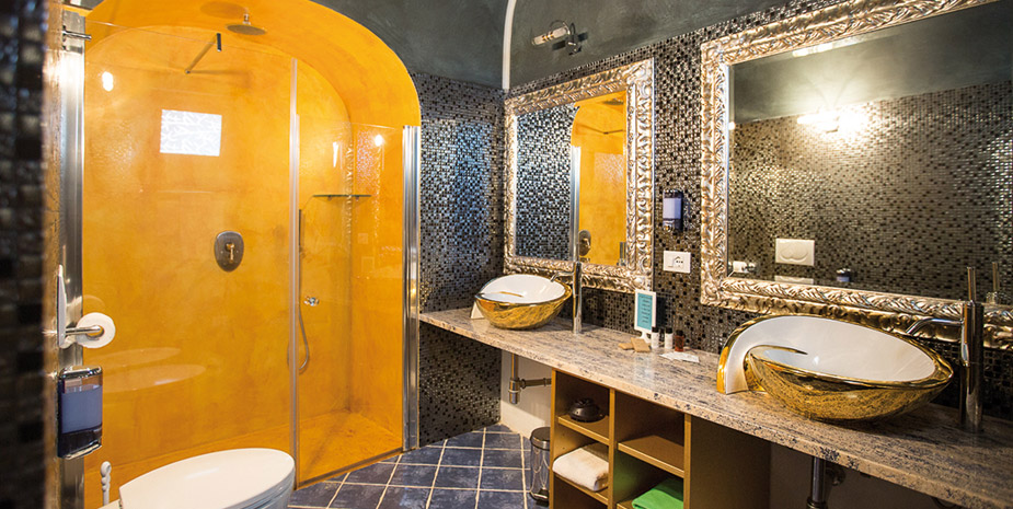 Dammuso Libeccio | Dream bathroom with exposed shower in a niche of the stone