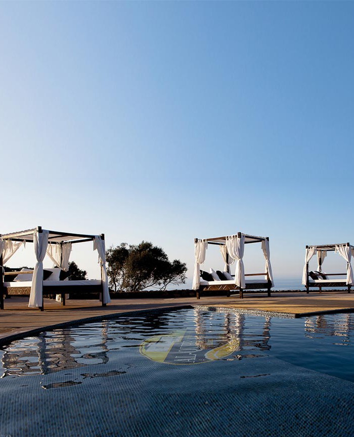 Pantelleria Dammusi Al-Qubba | solarium con letti a baldacchino