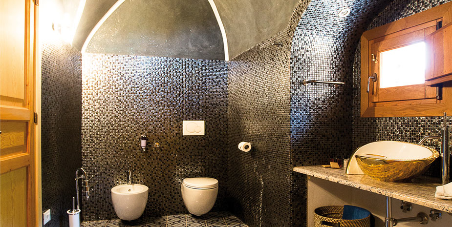 Dammuso Scirocco | Dream bathroom with mosaics, vaults and domes