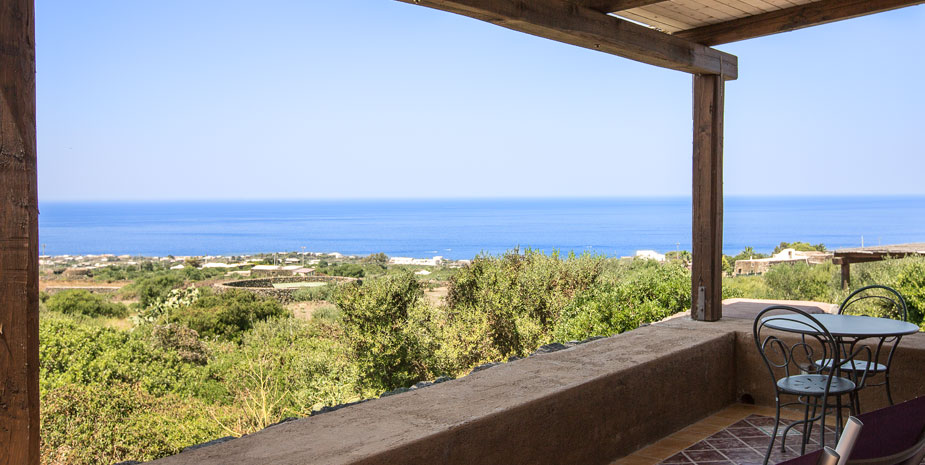 Dammuso Grecale | veranda vista mare e macchia mediterranea