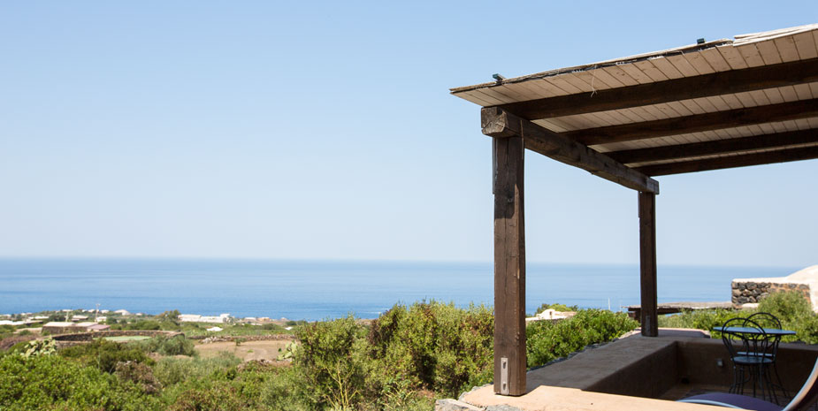 Dammuso Grecale | veranda privata con vista sul mare di Pantelleria