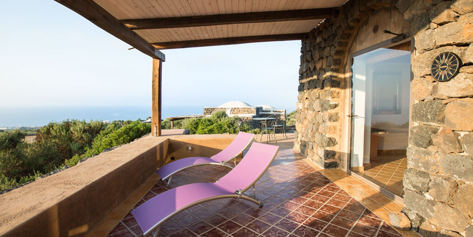 Dammuso Levante | veranda con vista sul mare, la macchia mediterranea e i dammusi