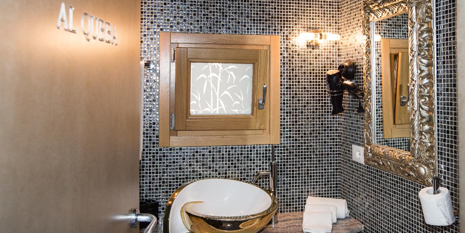 Dammuso Ponente | Bathroom with mosaics and design elements